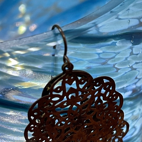 Uber light mixed metal earrings - Picture 4 of 7